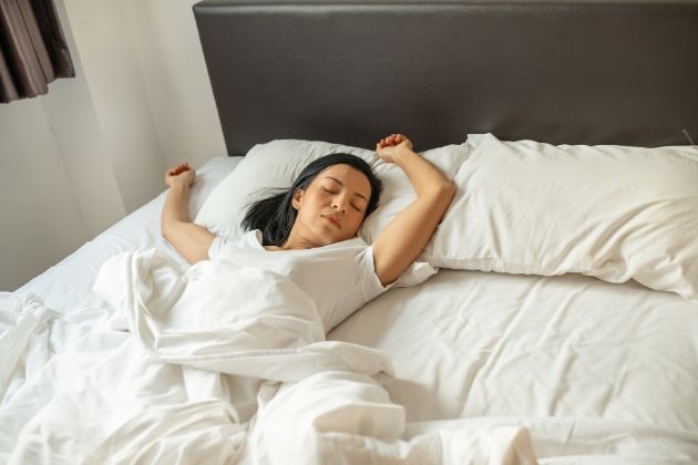 Dlaczego warto nauczyć się spać na plecach i jak to zrobić?
